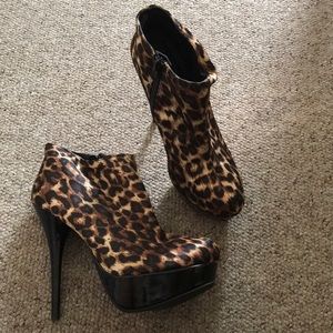 Bamboo leopard print booties 7.5